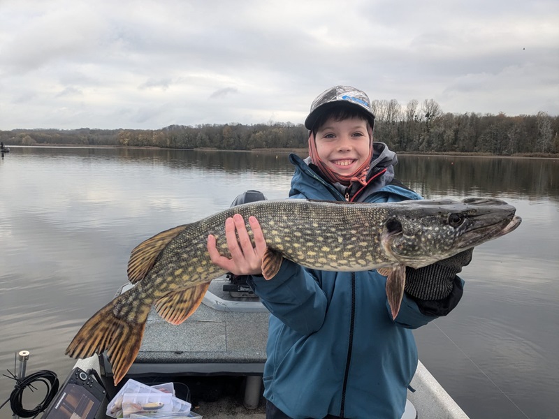 skiff de 4.70 m avec un 20 ch et un moteur avant, pour passer une bonne journée sur l'eau